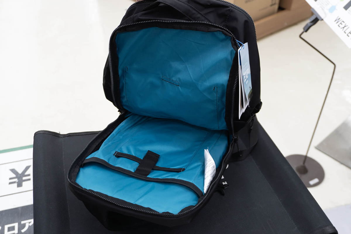 背面側にはノートPCを収納できるパッド入りスリーブを備えた大型ジッパーポケットが