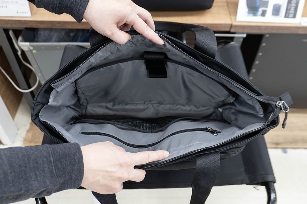 メイン収納には13型までのPCが収納できるクッションポケット、ファスナーポケット、オープンメッシュポケット2つを装備