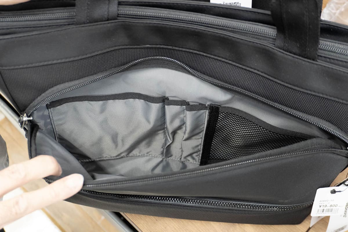 大きく開く前ポケットは小物の整理に便利