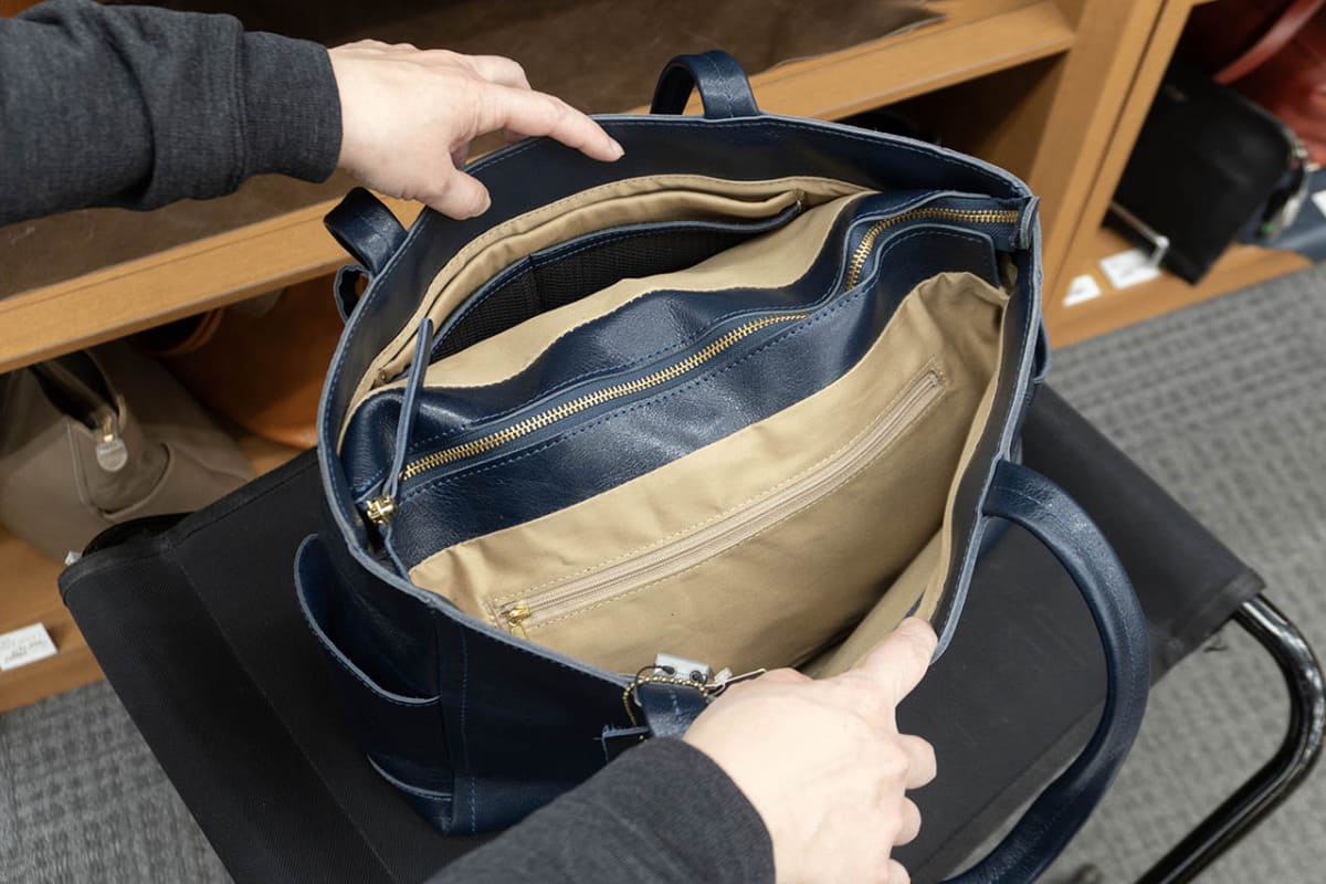 ファスナーで開閉するメインルームの両サイドにも複数のポケットを装備