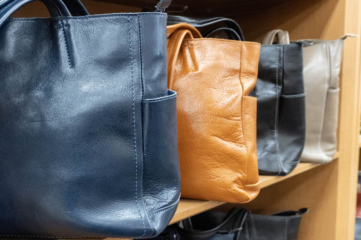 ネイビー、ブラウン、ブラック、グレーの4色から好みの色を選べる