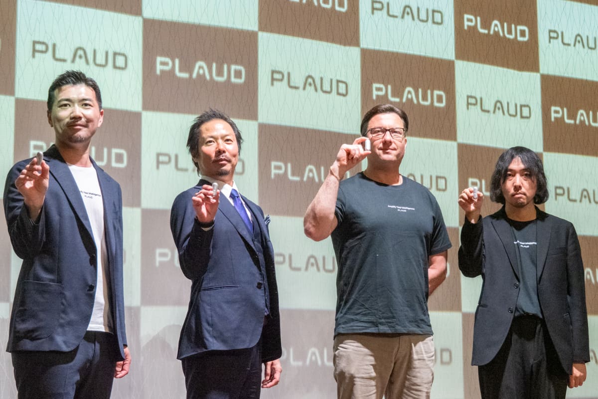 発表会に登壇した、(左から)PLAUD Sales Director 鈴木直幸氏、トレジャーデータ 社長執行役員 三浦喬氏、PLAUD VP of Operations and Finance ジョージ・ズヴィアギン氏、PLAUD Art Director 鈴木浩平氏