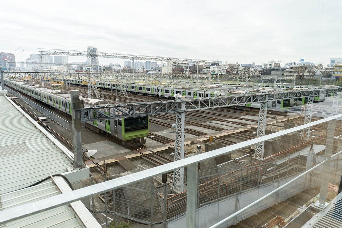 クロスプラザからも車両基地を見下ろせる