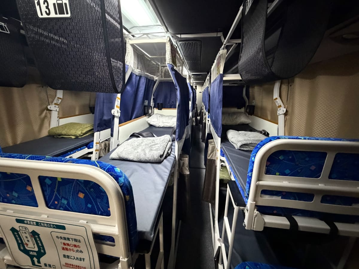 高知駅前観光のフルフラット夜行高速バスの車内。こうした付加価値のある高速バスが増えることで、需要も売上も成長している
