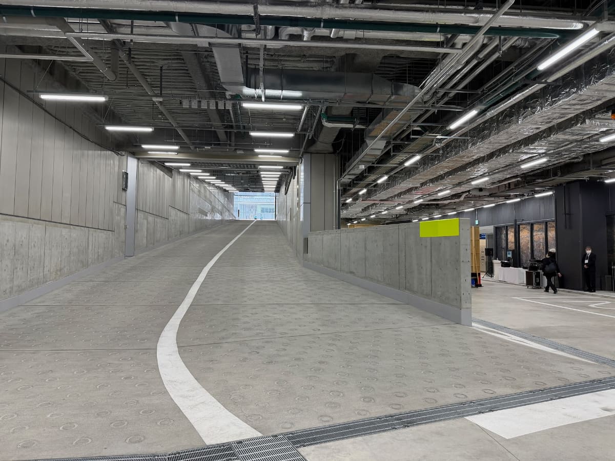 地下Aから地上に出る斜路。一直線になっていて、八重洲通りに出られる