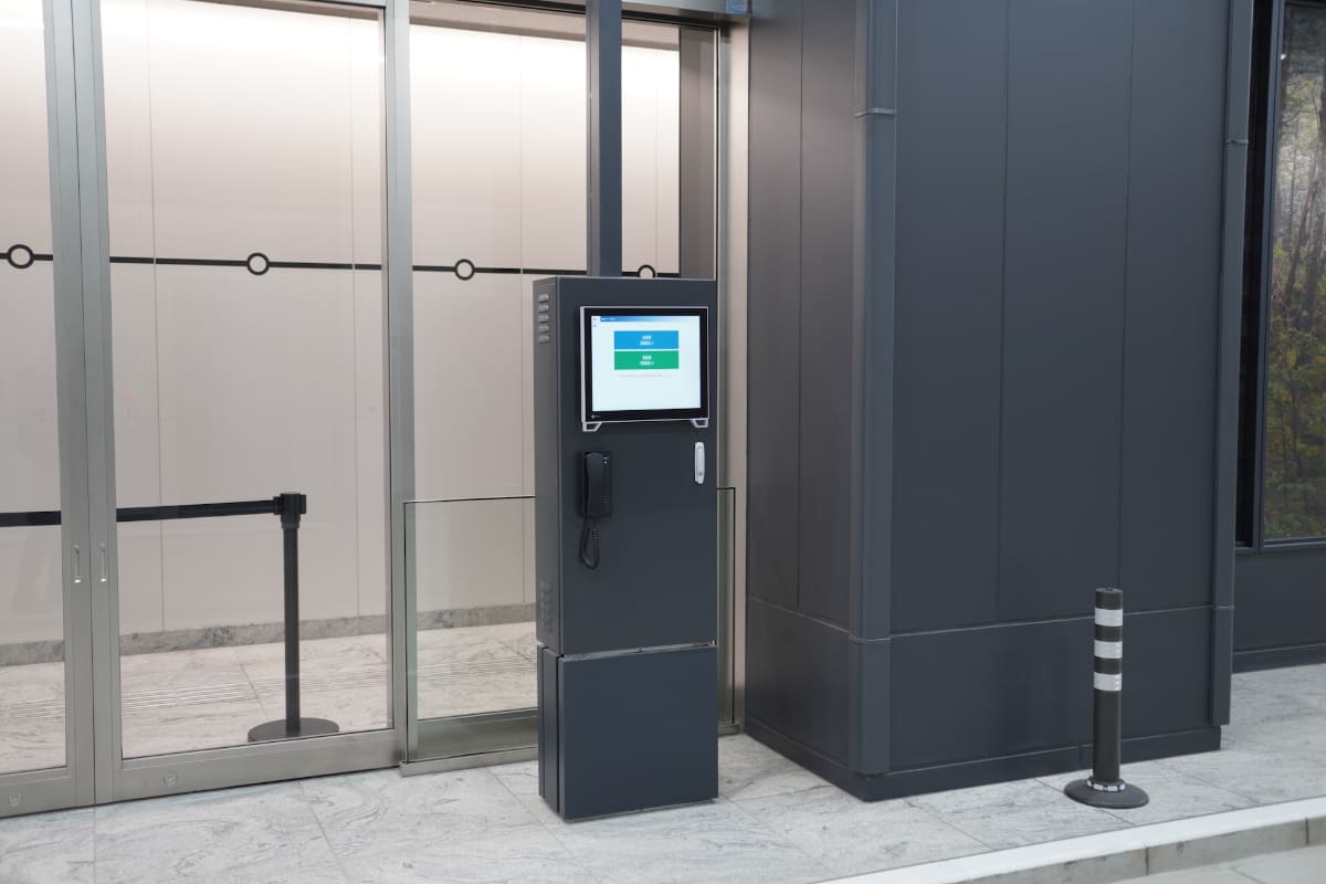 乗降ゲートの外側に設置された運転手や係員向けの端末。これでターミナル運営側と連携する