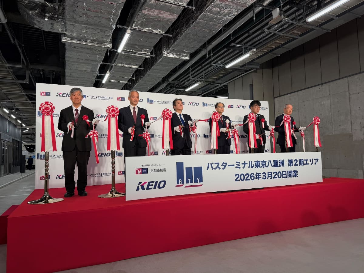 バスターミナル内のバス走路で実施された開業式典