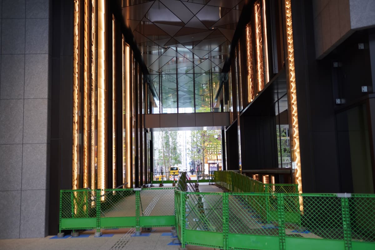 TOFROM YAESU TOWER地上部にある通り抜け通路