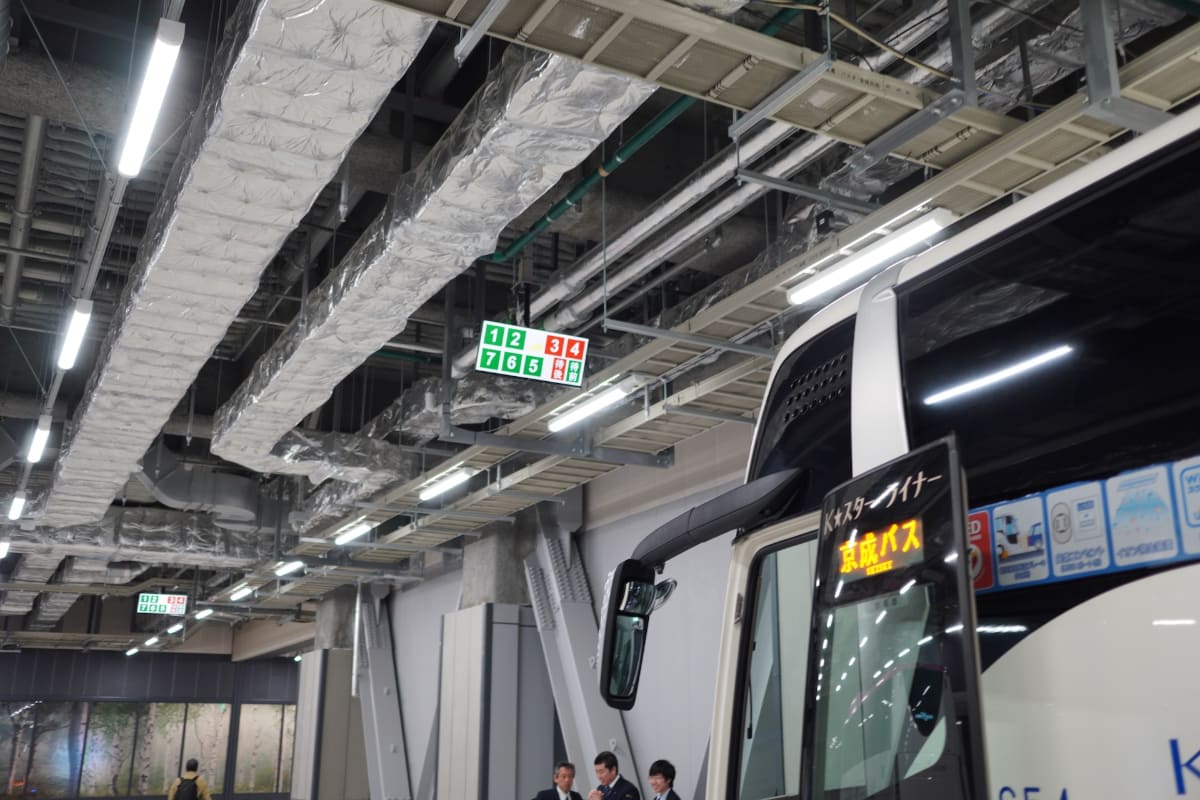 バス停車位置の天井に設置されている運転手向けサイネージ