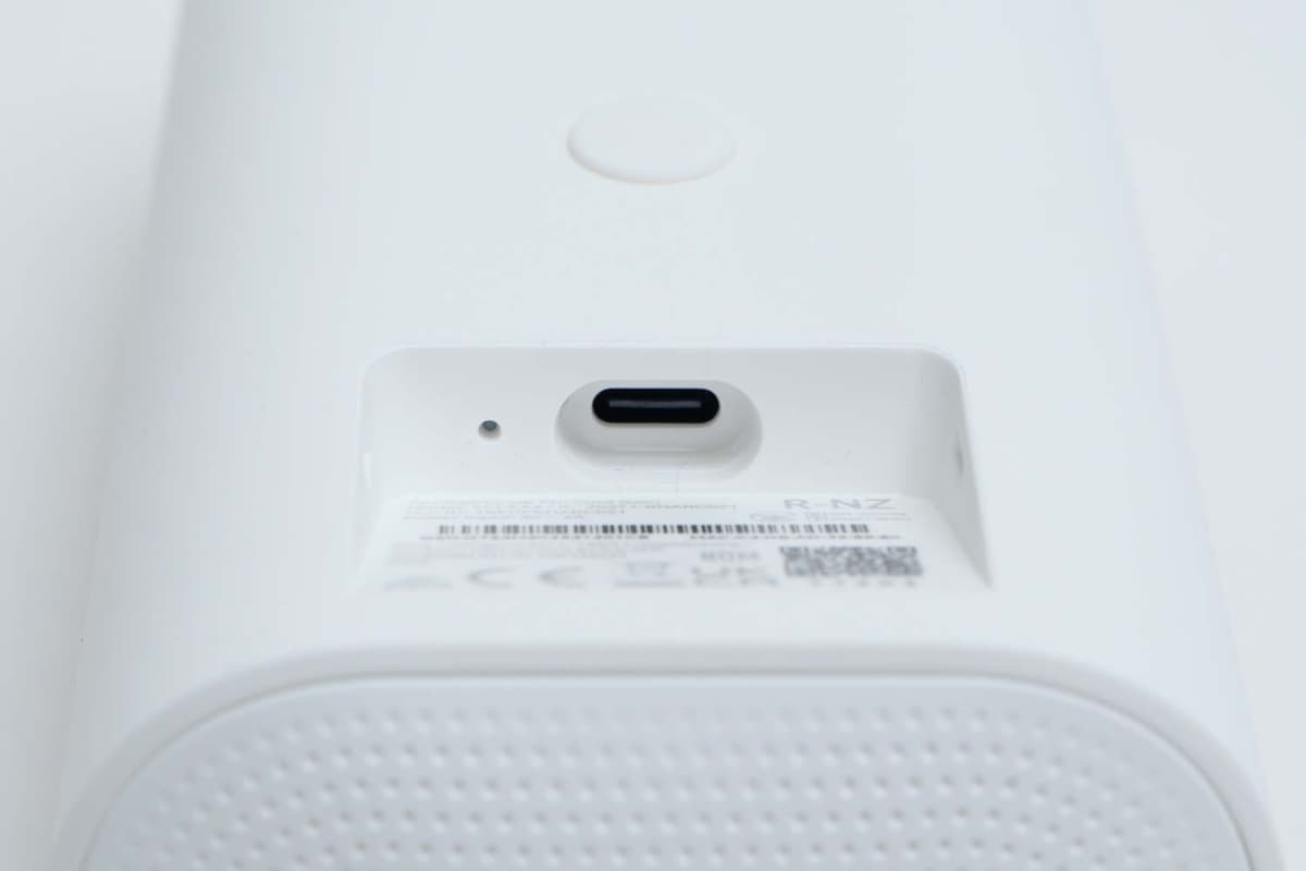本体後方下部には電源アダプターまたはPoEアダプターを接続するUSB Type-Cを配置