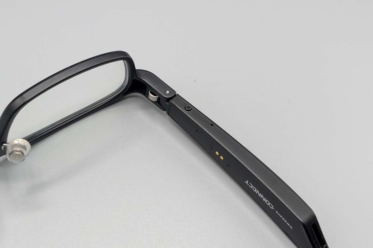 左右のツルに操作ボタン、その後ろにマイク