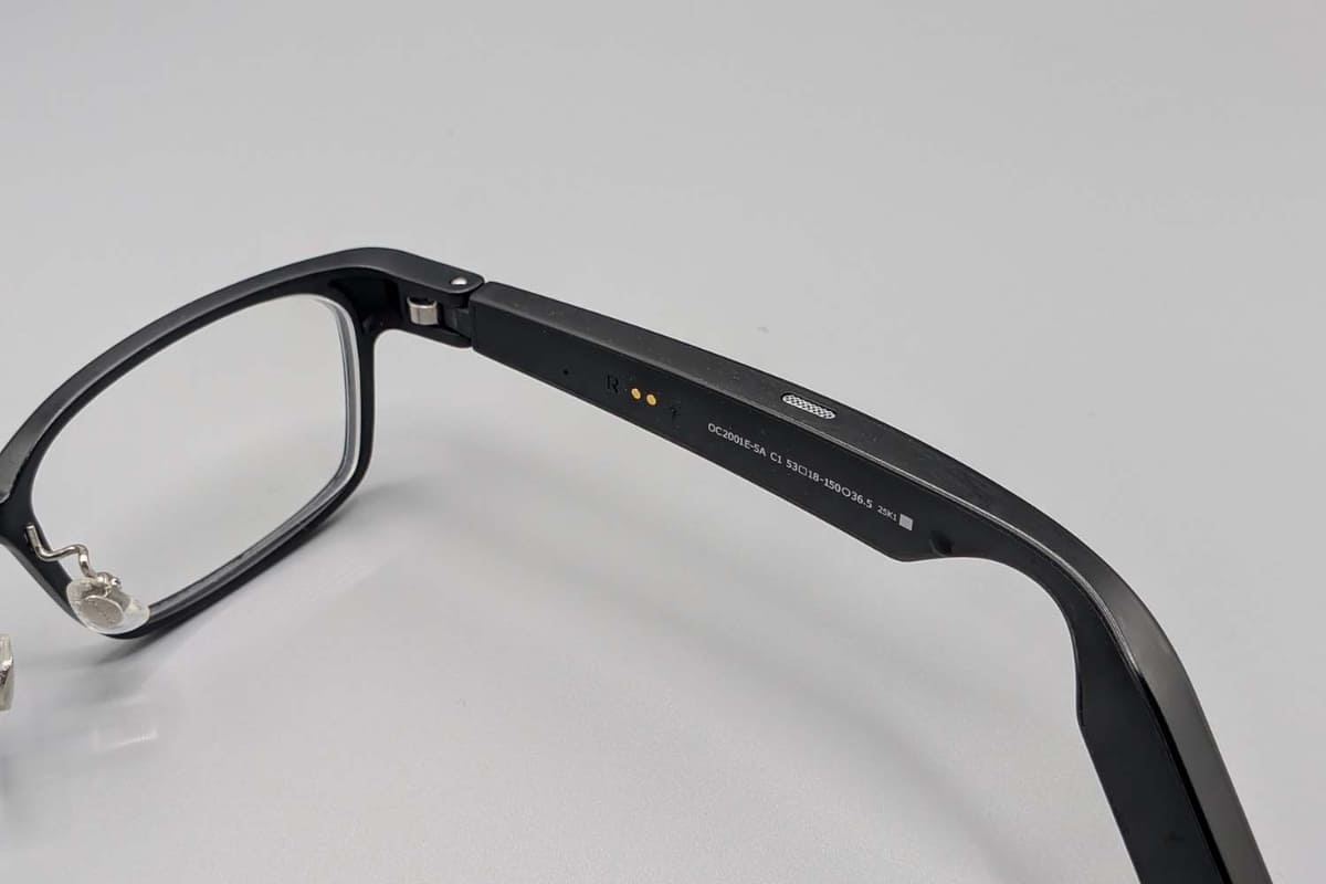 ツルの内側に充電端子、外側にあるシルバー部分は音漏れ防止ホール