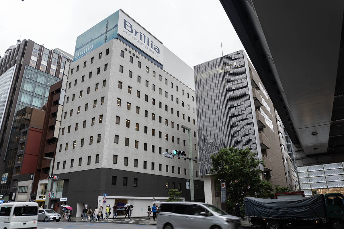 再開発エリア周辺。中央の白いビルは「東京建物京橋ビル」、写真右頭上がKK線(25年6月撮影)