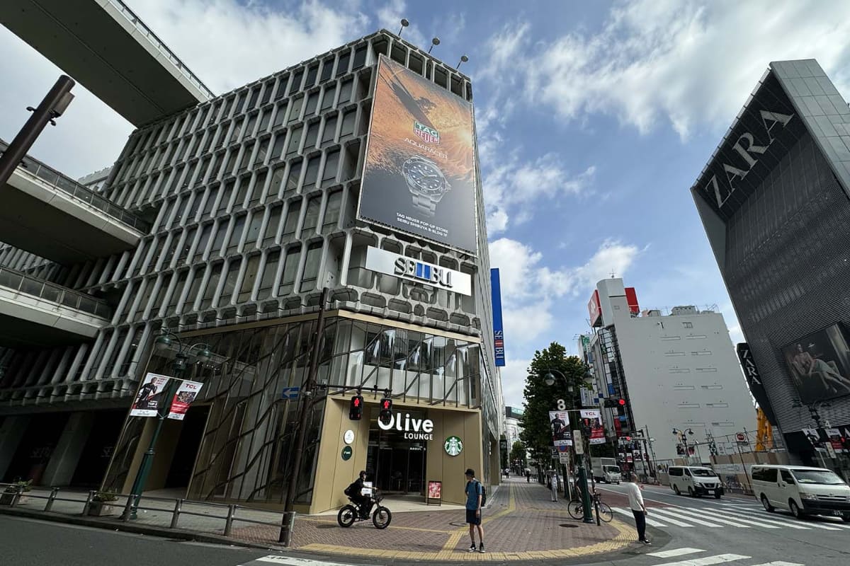 西武渋谷店 B館(写真左:2024年8月撮影)