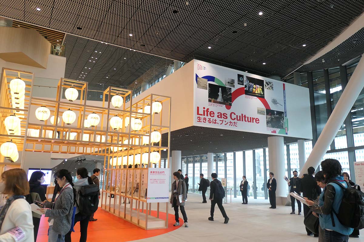 メインエントランスは2階。シーズンテーマの掲示や特別展示が行なわている。シーズンテーマは年に2回、館を横断するテーマを掲げる。開館記念テーマは「Life as Culture 生きるは、ブンカだ」