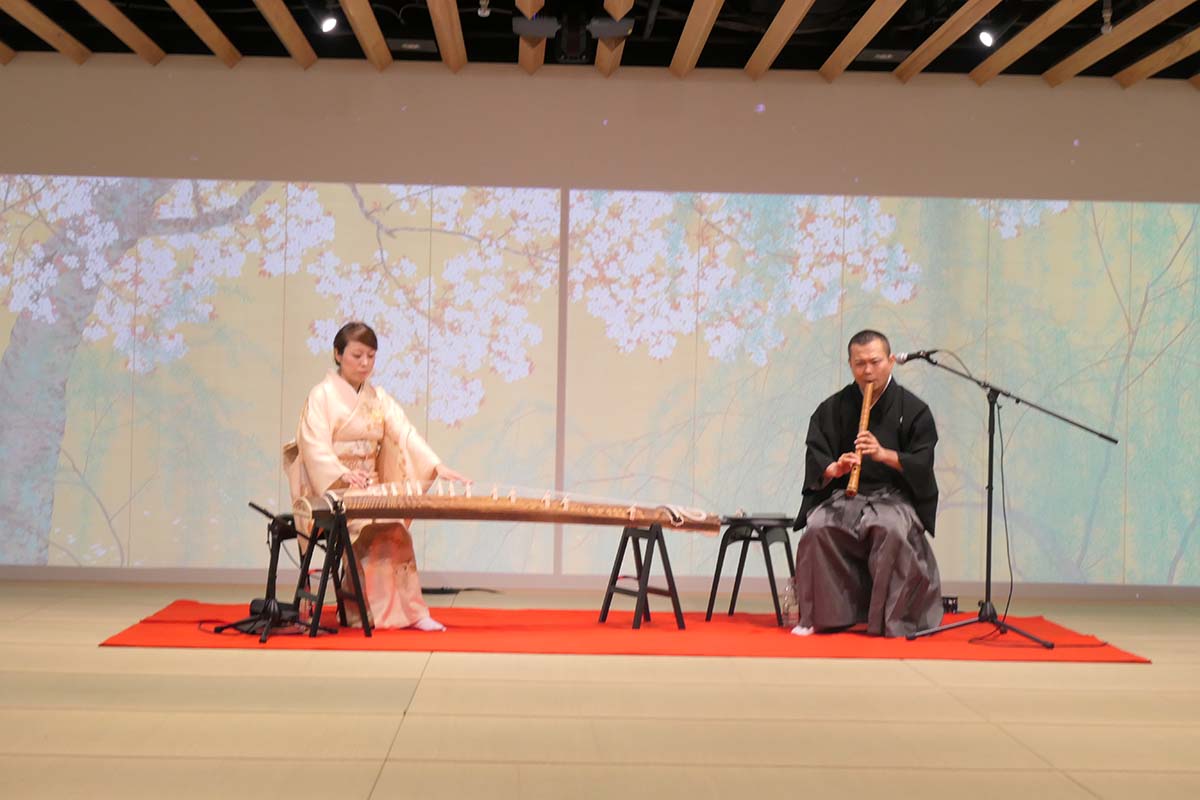 内覧会では和楽器の演奏が行なわれた