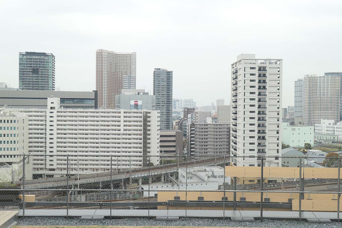 屋上からの景色。奥にお台場のフジテレビが見える