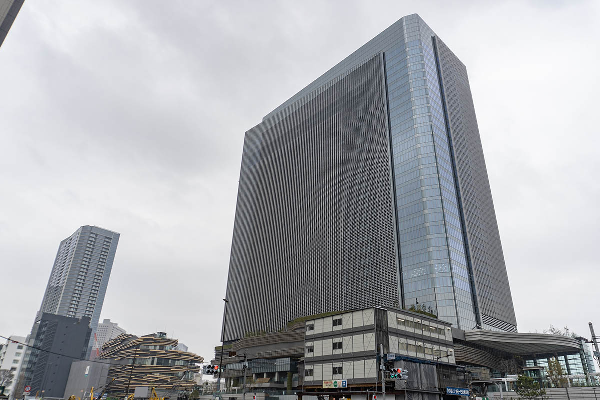 手前がリンクピラー2、その左の低層の建物がMoN Takanawa: The Museum of Narratives、その奥の高層の建物がTAKANAWA GATEWAY CITY RESIDENCE