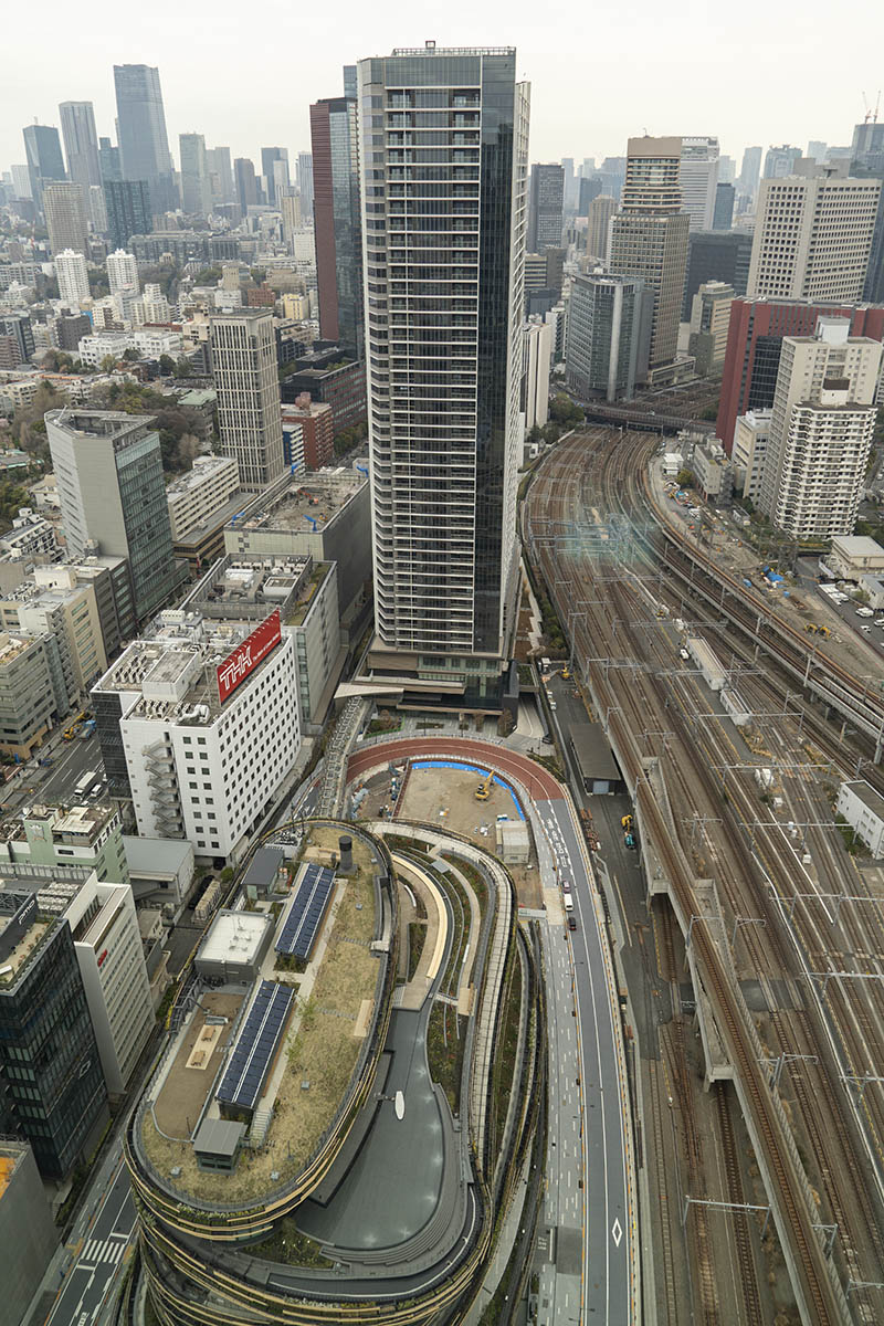 リンクピラー2の30階から見たMoN Takanawa: The Museum of Narratives(下)、TAKANAWA GATEWAY CITY RESIDENCE(正面)