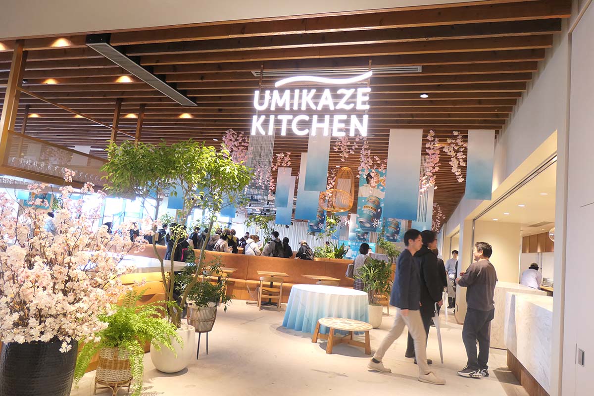 約200席のレストラン「UMIKAZE KITCHEN」