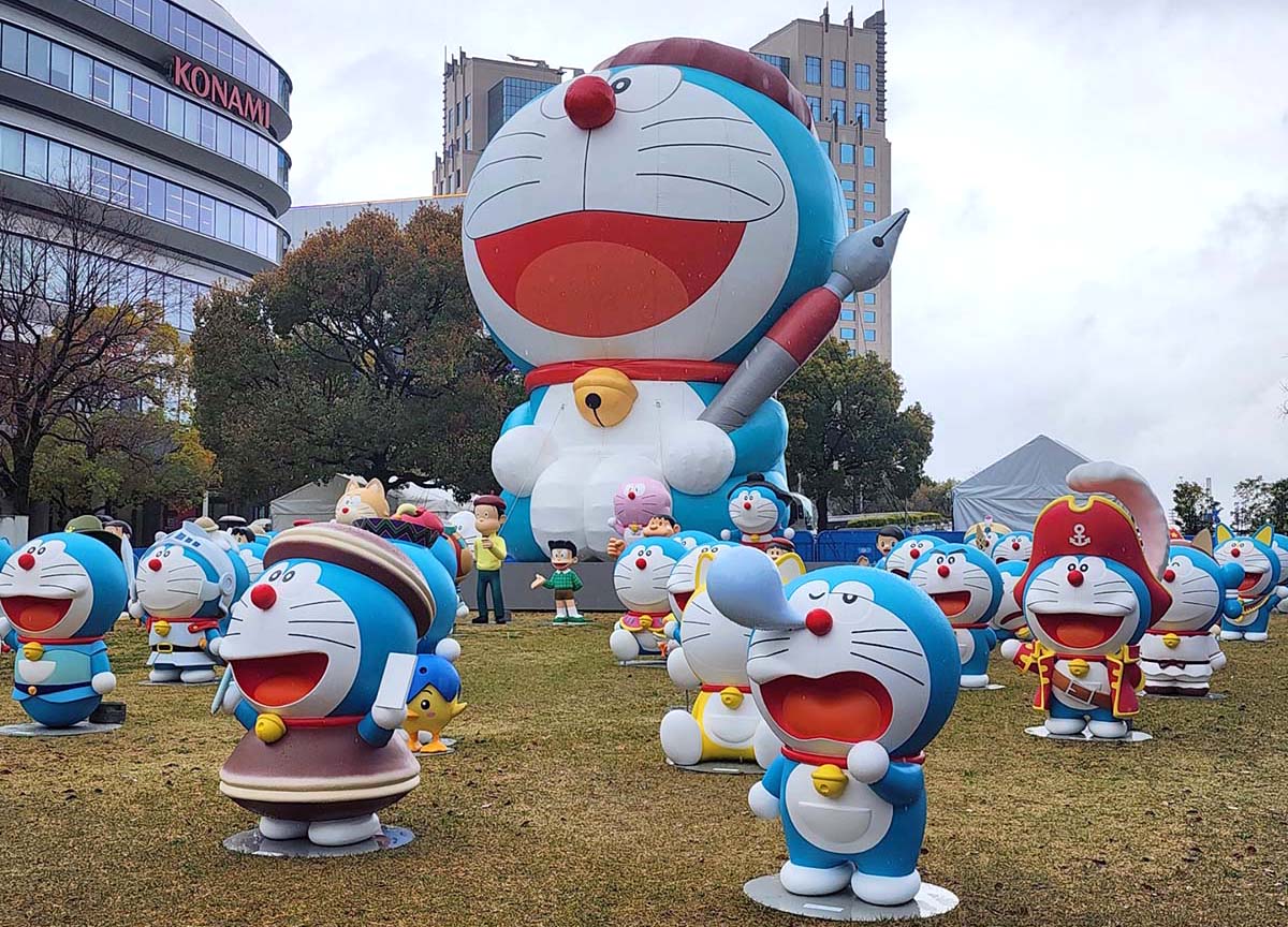 「シンボルプロムナード公園」内のフォトスポット「100％ドラえもん パークC」も有料エリア。全長12ｍのドラえもんバルーンと、さまざまな表情の等身大ドラえもんの撮影ができる