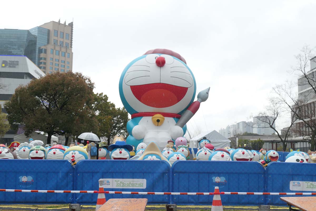 東京ビッグサイト駅、国際展示場駅どちらから行く場合でもプロムナード(遊歩道)を通ることで12mバルーンのドラえもんを見ることができる(一部有料エリア)
