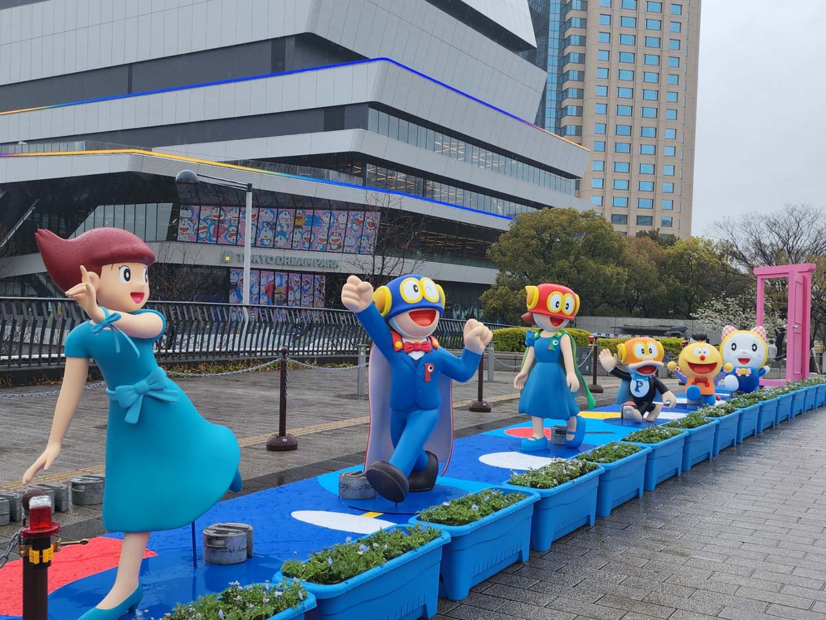 さらに東京ドリームパークに近付くと、つどい橋に藤子・F・不二雄作品のキャラクターがお出迎え