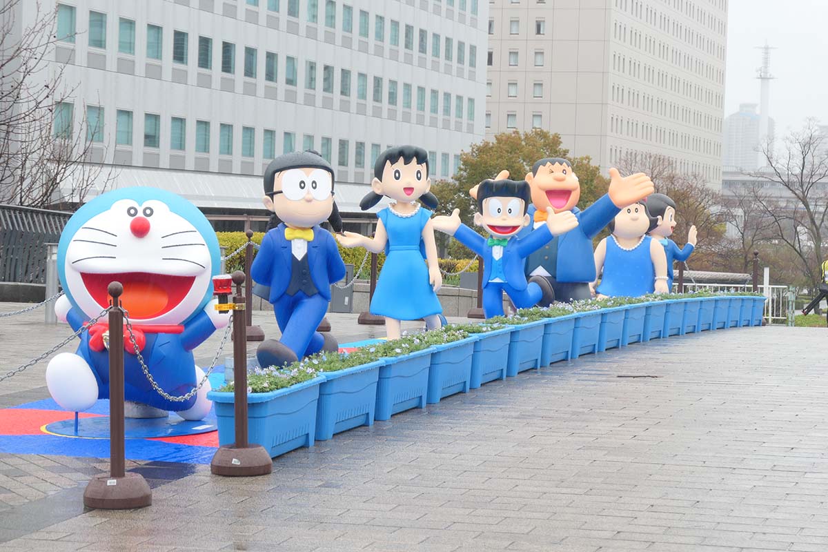 東京ドリームパークから駅に向かう方面には正装のドラえもんたち