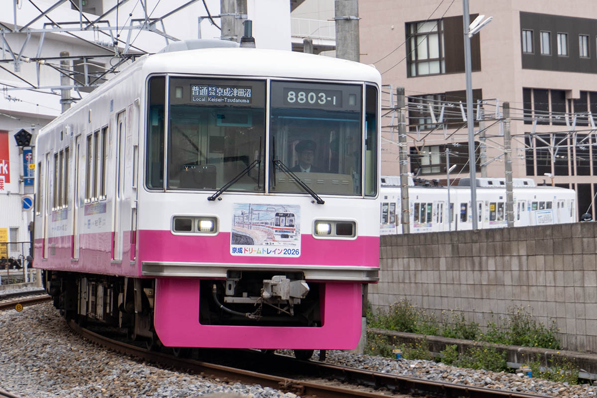 新津田沼駅に入線する直前の京成松戸線。終点は新津田沼の次の京成津田沼