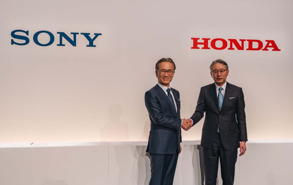2022年3月の会見より。吉田憲一郎社長(当時、左)とホンダ・三部敏宏社長(右)が握手