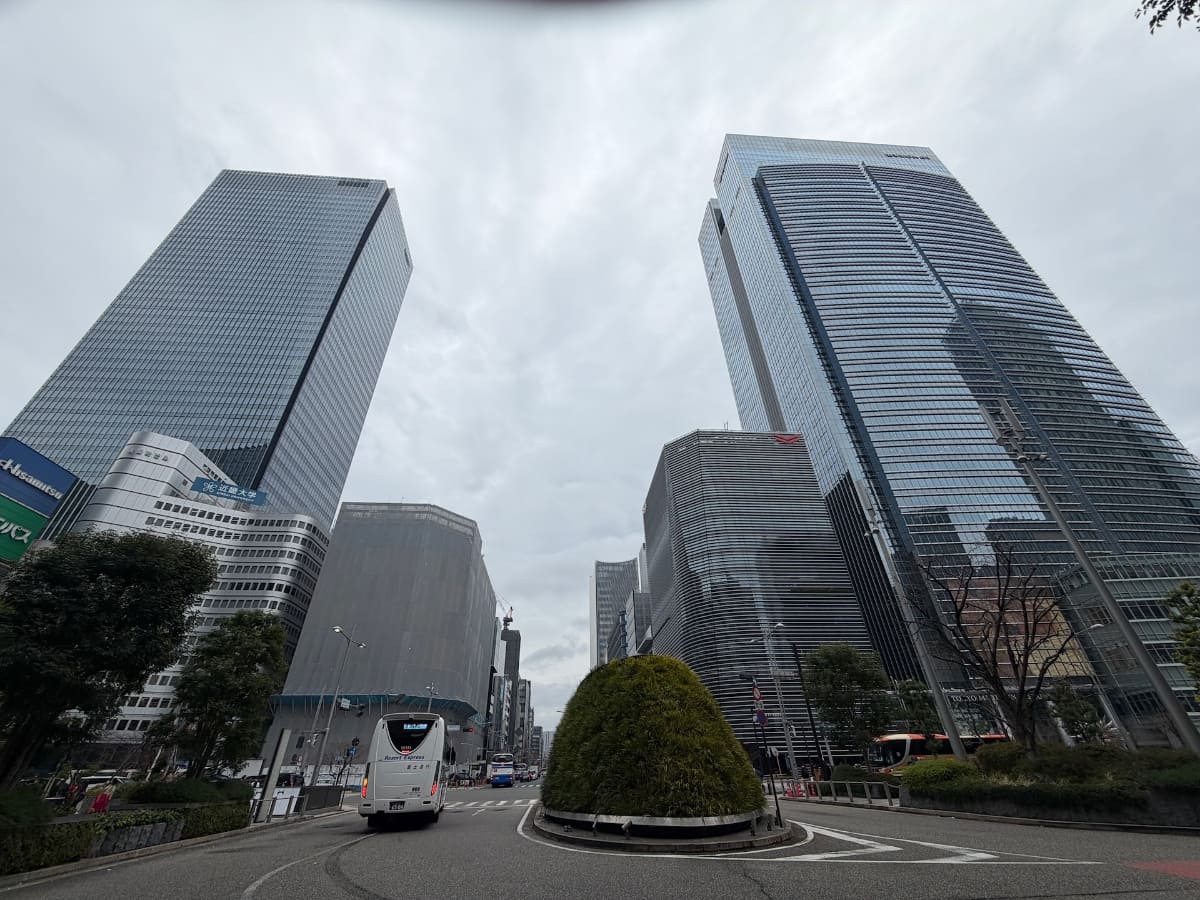 (左)トフロム八重洲タワー、(右)東京ミッドタウン八重洲(撮影：白根雅彦)