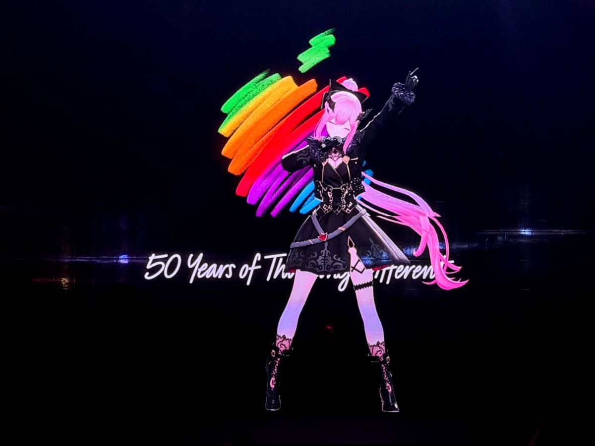 Mori Calliopeを招いてのイベント。壇上ではリアルタイム・パフォーマンスが開催された。 (C) COVER