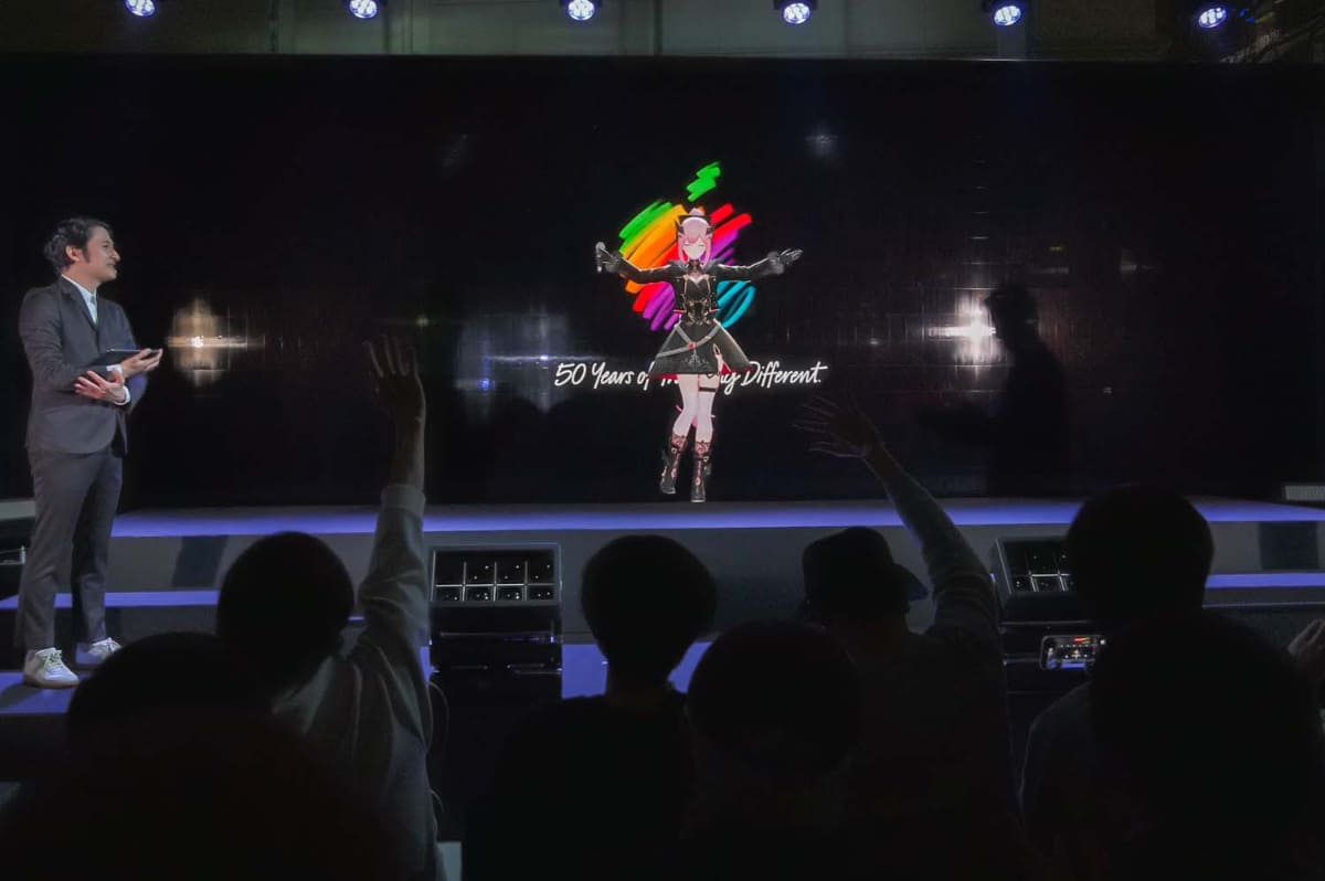 イベントに集まったファンは、ライブでのパフォーマンスを心から楽しみ、盛り上がった。(C)COVER