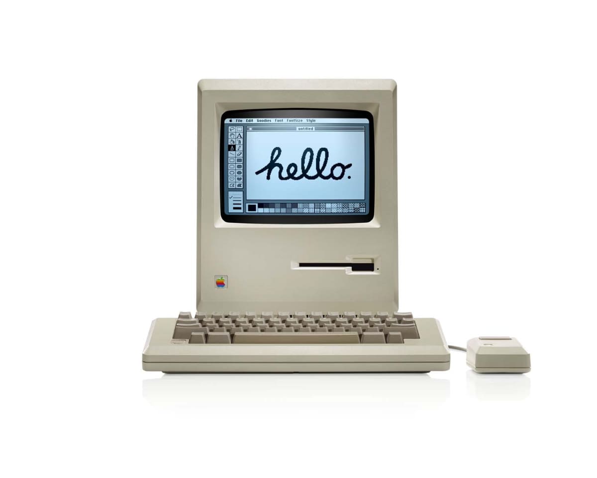 1984年発売の初代Macintoshと、製品を収納していた箱類