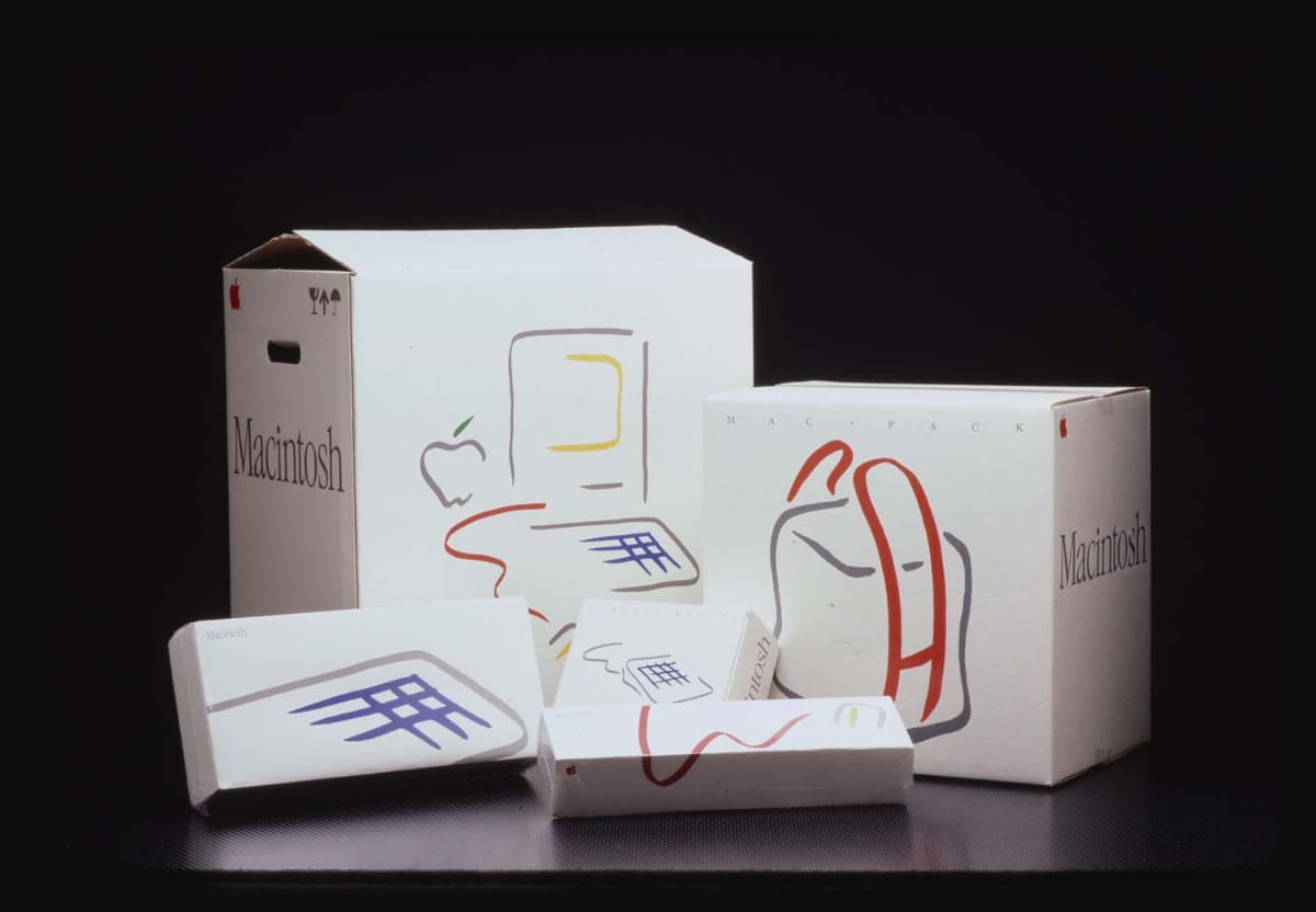 1984年発売の初代Macintoshと、製品を収納していた箱類