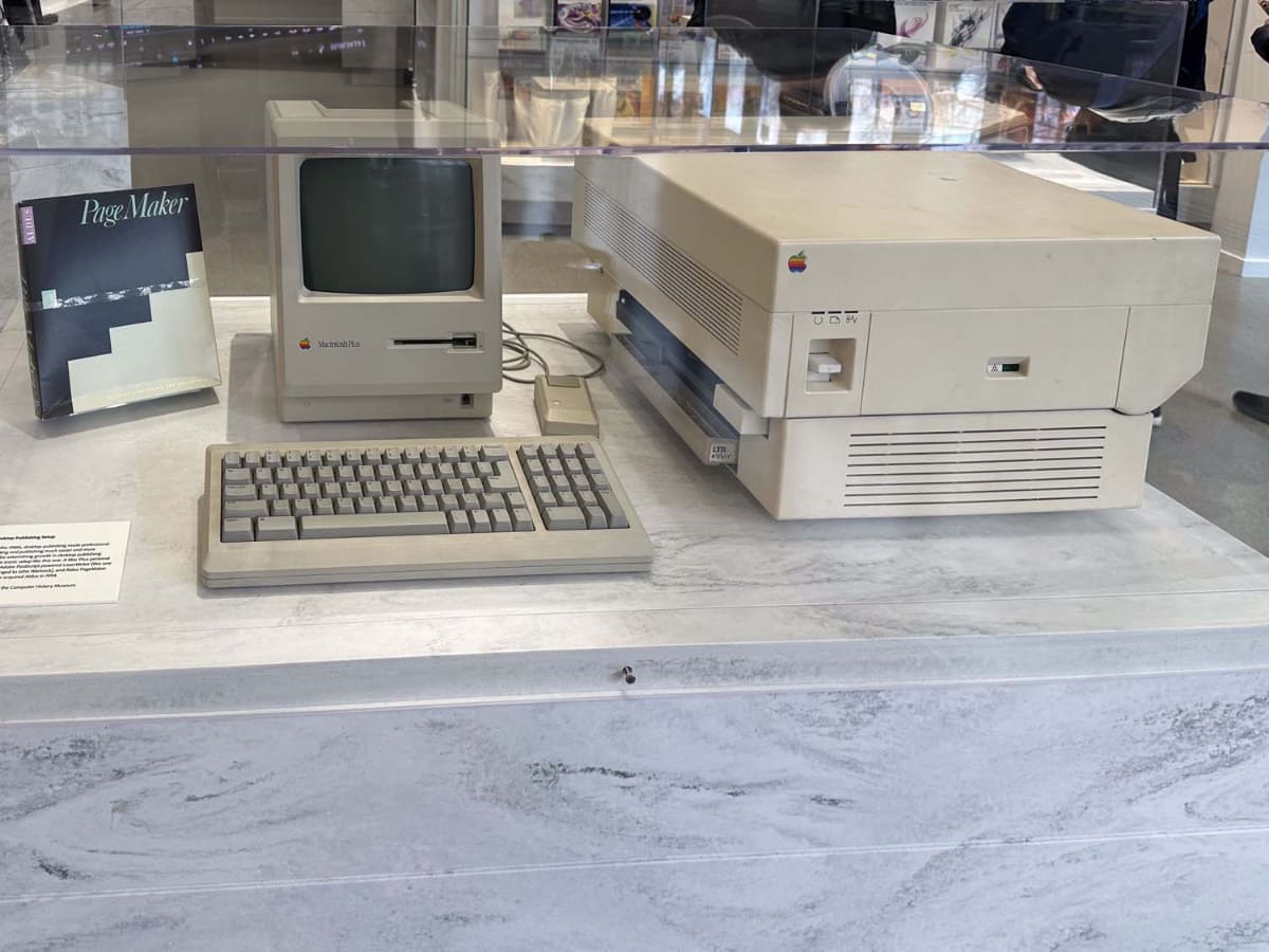 米Adobe社には、Macintosh Plus(1986年発売)とLaserWriter、Aldus社(2005年にAdobeが買収)のPageMakerが「印刷の世界を変えた存在」として飾られている。写真は筆者が現地で撮影