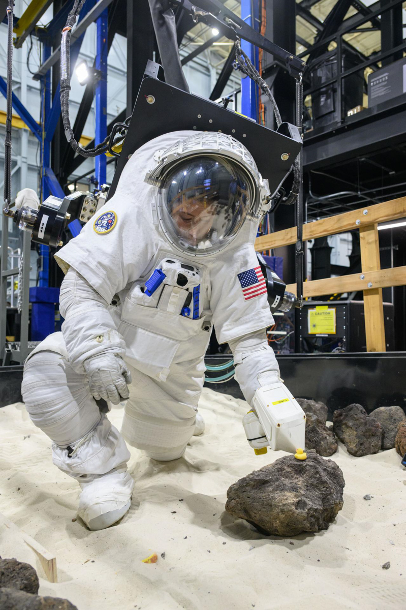 科学ミッションに向けて地質学の訓練を受けるクリスティーナ・コック宇宙飛行士(Image Credit: Helen Arase Vargas NASA-JSC)