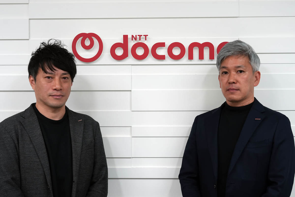 NTTドコモ エンターテイメントプラットフォーム部 ベニュービジネス 担当部長の岡由樹氏(左)とコンシューマサービスカンパニー・映像サービス部長の田中智則氏(右)