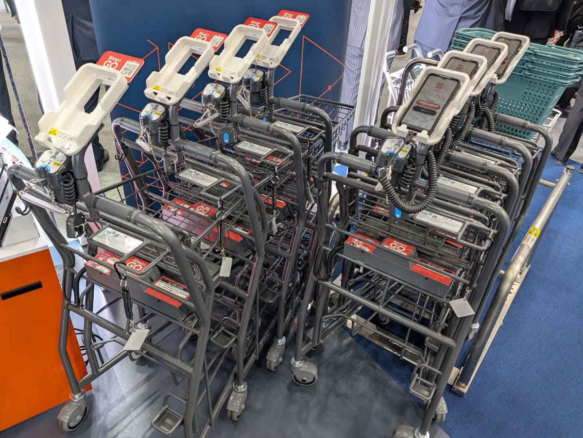 カートに重量センサーが搭載されており、スキャンされた商品がカートに投入されたタイミングで店舗側がバックエンドで持っている重量データと比較し、きちんと当該の商品がスキャンされたかをチェックする