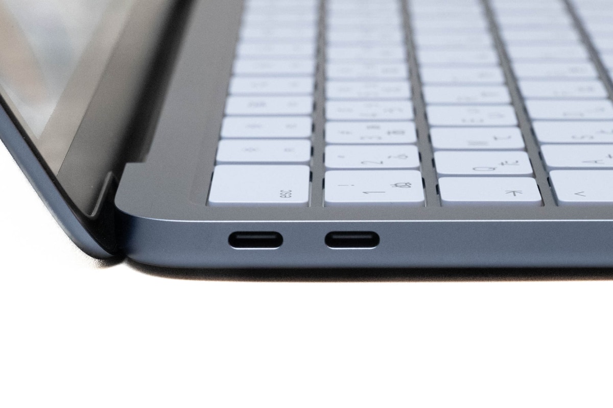 USB端子はType-Cが2つだけ、うち片方(左側)のみが高速なUSB 3対応なのでカードリーダーなど周辺機器の接続は少し悩ましいなと感じました