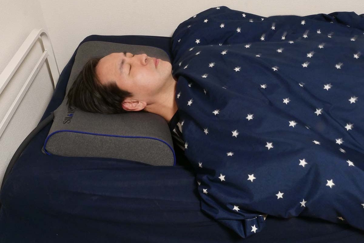 就寝中にいびきを検知すると、頭を左右に傾けるようエアバッグが膨らみます