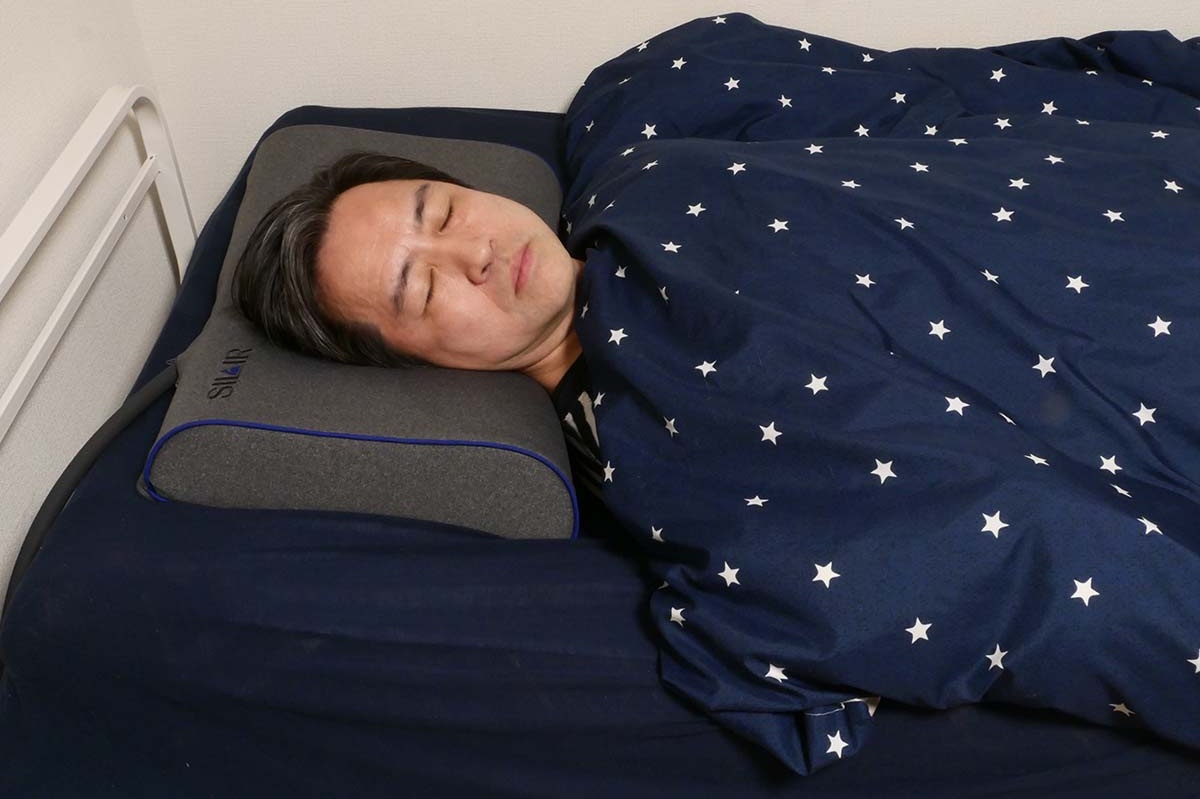 就寝中にいびきを検知すると、頭を左右に傾けるようエアバッグが膨らみます