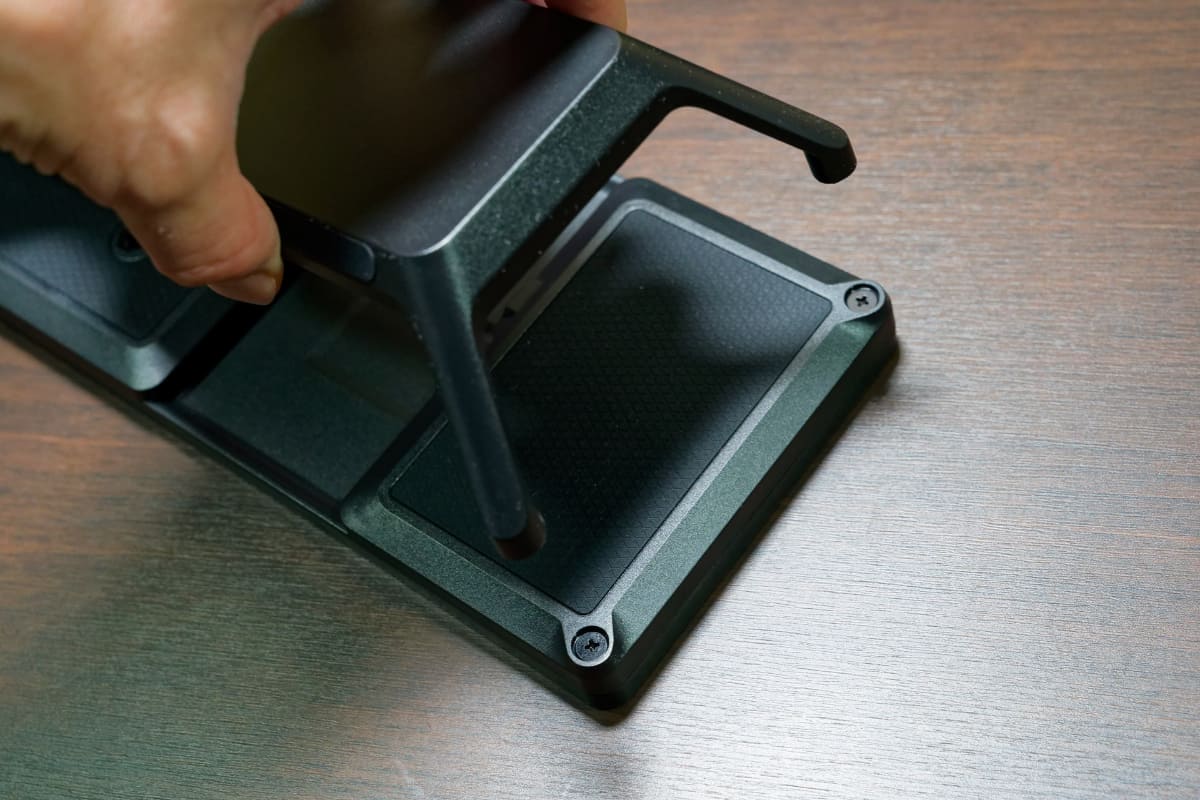 スタンドはマグネット式なので簡単に脱着可