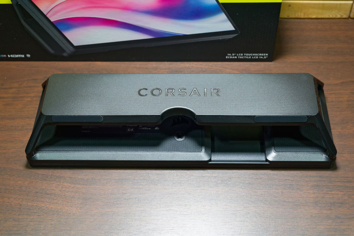 スタンドはマグネット式なので簡単に脱着可