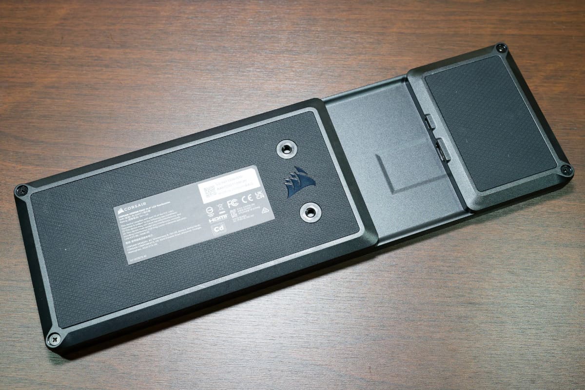 背面にある2つのねじ穴を使えばアームなどにも固定できます