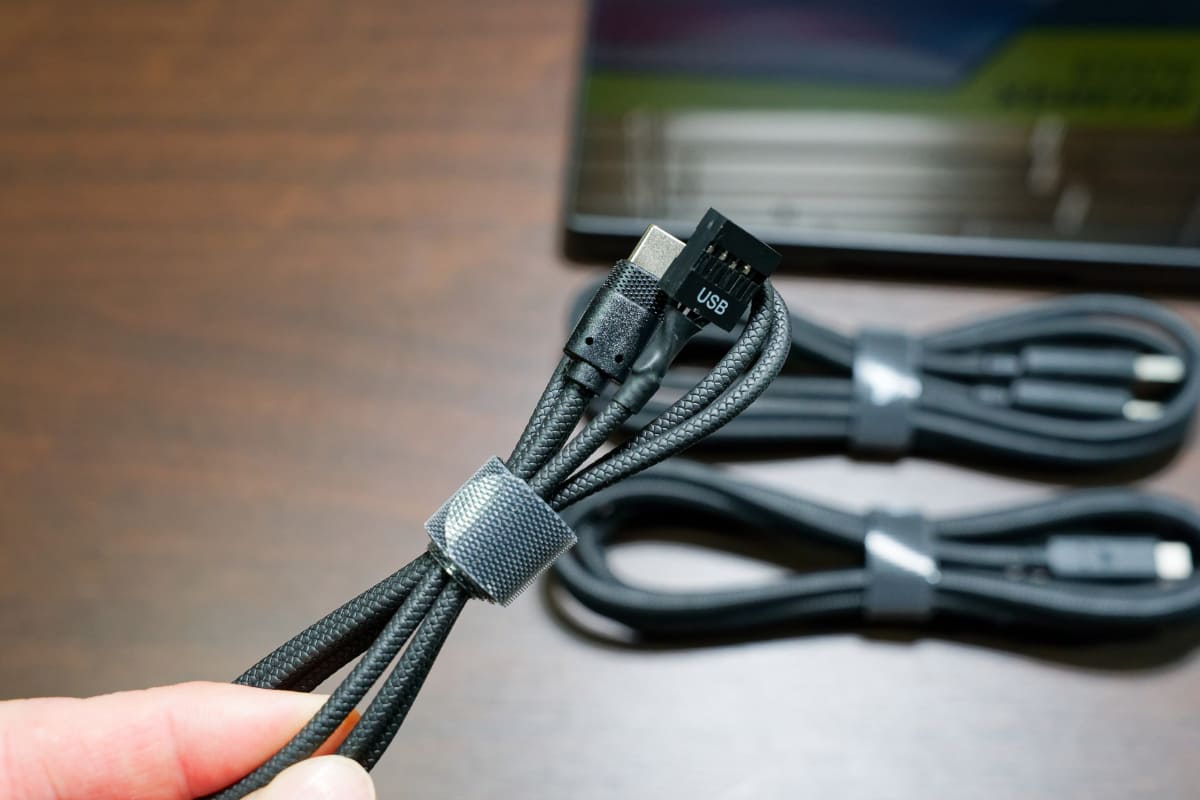 パソコンケース内部で接続するためのケーブルも付属