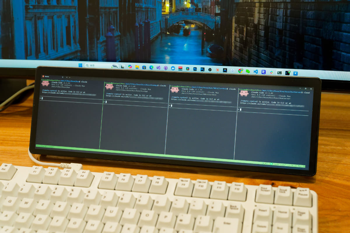 横置きしたXENEON EDGEに4分割のターミナルを表示。しっくりくる感じ
