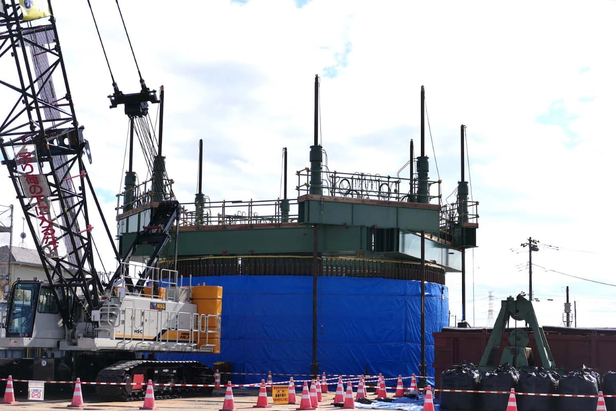 上に飛び出ている棒状の物体が油圧ジャッキ。８本ある