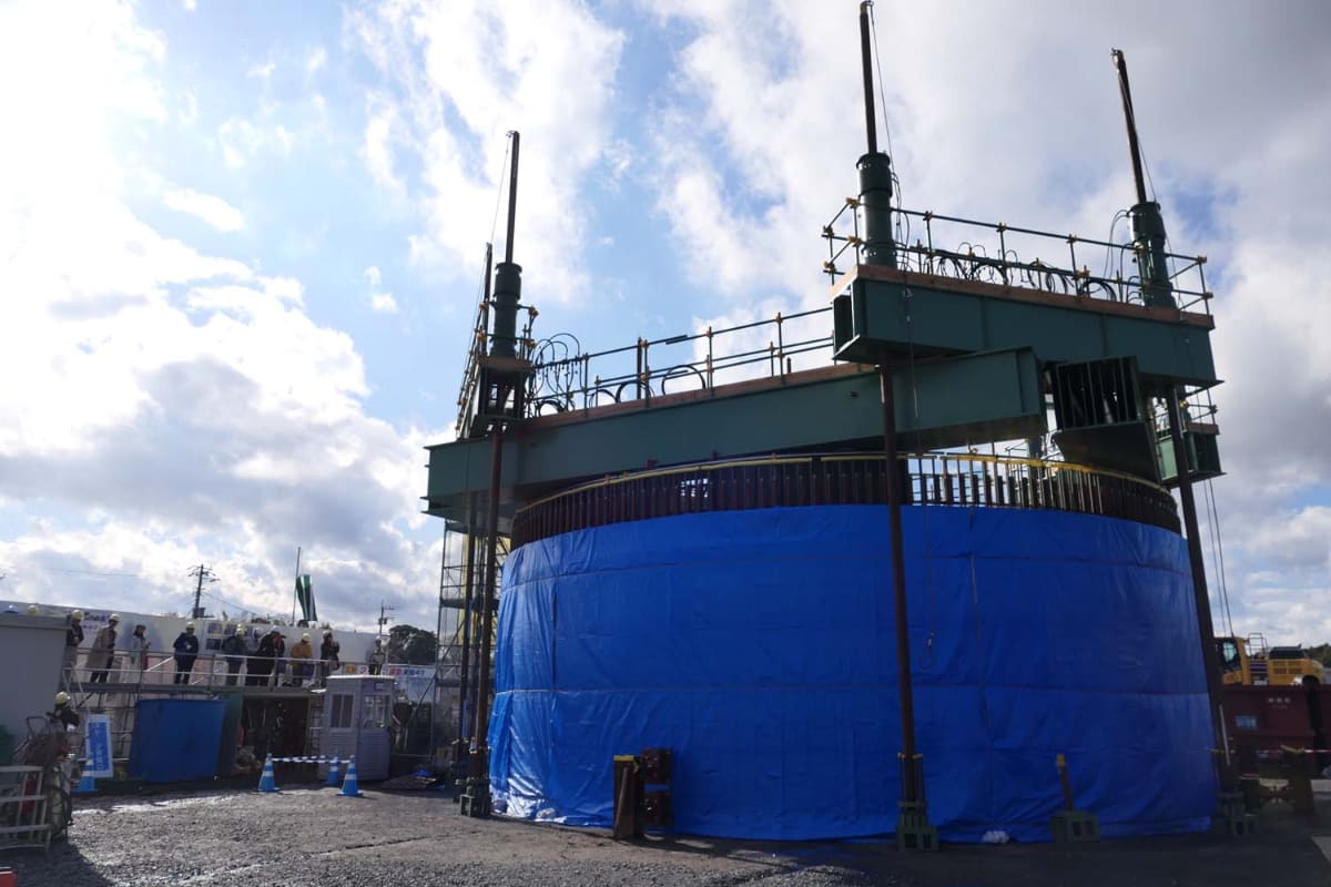 後ろの取材陣と比べると大きさがわかる