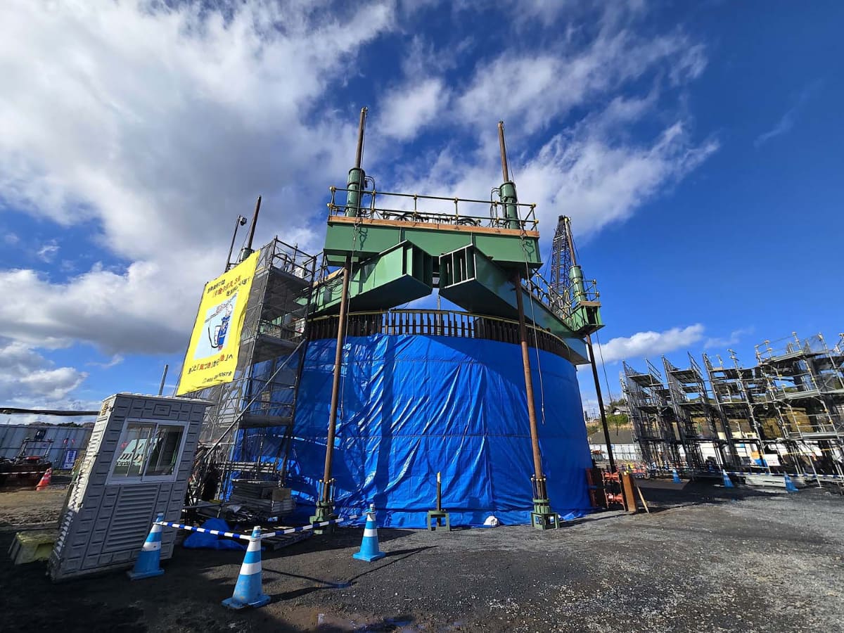 建設中のIWCD。上に出ているのは圧入するための油圧ジャッキ